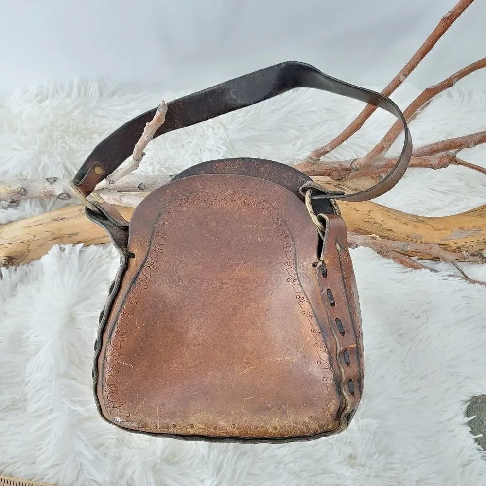 Vintage leather hand tooled shoulder bag 70s